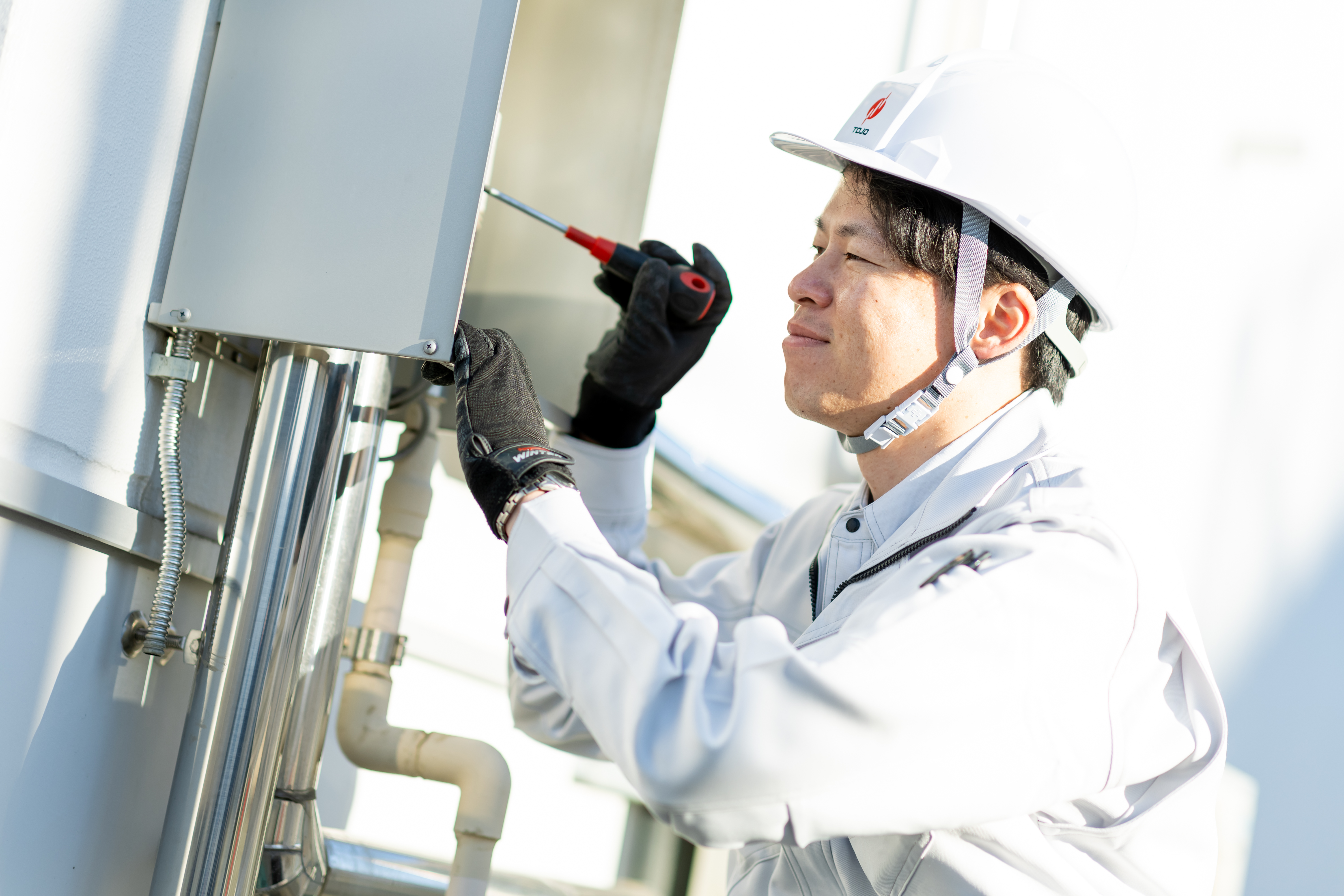 “急なトラブルほど、頼れる存在に。”ガスの不具合から設備故障まで、迅速に駆けつけます。